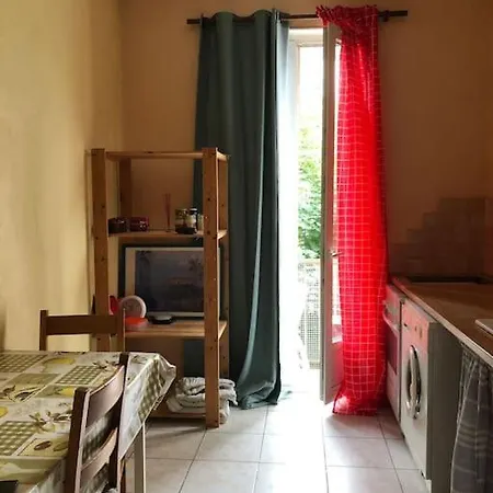 Charming Quiet Big Flat Surrounding Gardens דירה *