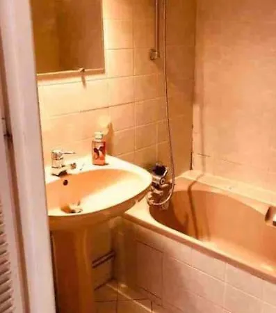 Charming Quiet Big Flat Surrounding Gardens דירה *